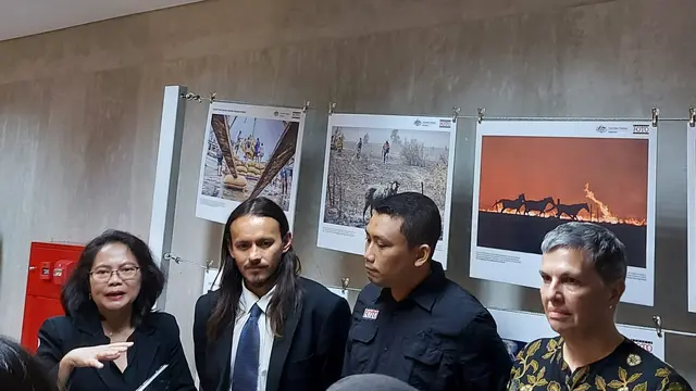 Foto Alex  Ellinghausen bersama Dubes Australia saat acara tanya jawab (Liputan6.com/ Linda Sapira)