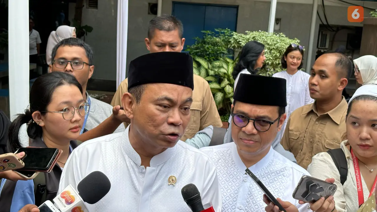 Menkominfo Budi Arie Setiadi bersama Wamenkominfo Nezar Patria di acara Halal Bihalal Kominfo, Selasa (16/4/2024) di Jakarta. Liputan6.com/Agustinus Mario Damar