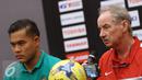 Pelatih Timnas Indonesia, Alfred Riedl (kanan) memberi keterangan jelang laga semifinal leg pertama Piala AFF 2016 melawan Vietnam di Bogor, Jumat (2/12). Laga kedua tim akan digelar Stadion Pakansari, Sabtu (3/12). (Liputan6.com/Helmi Fithriansyah)