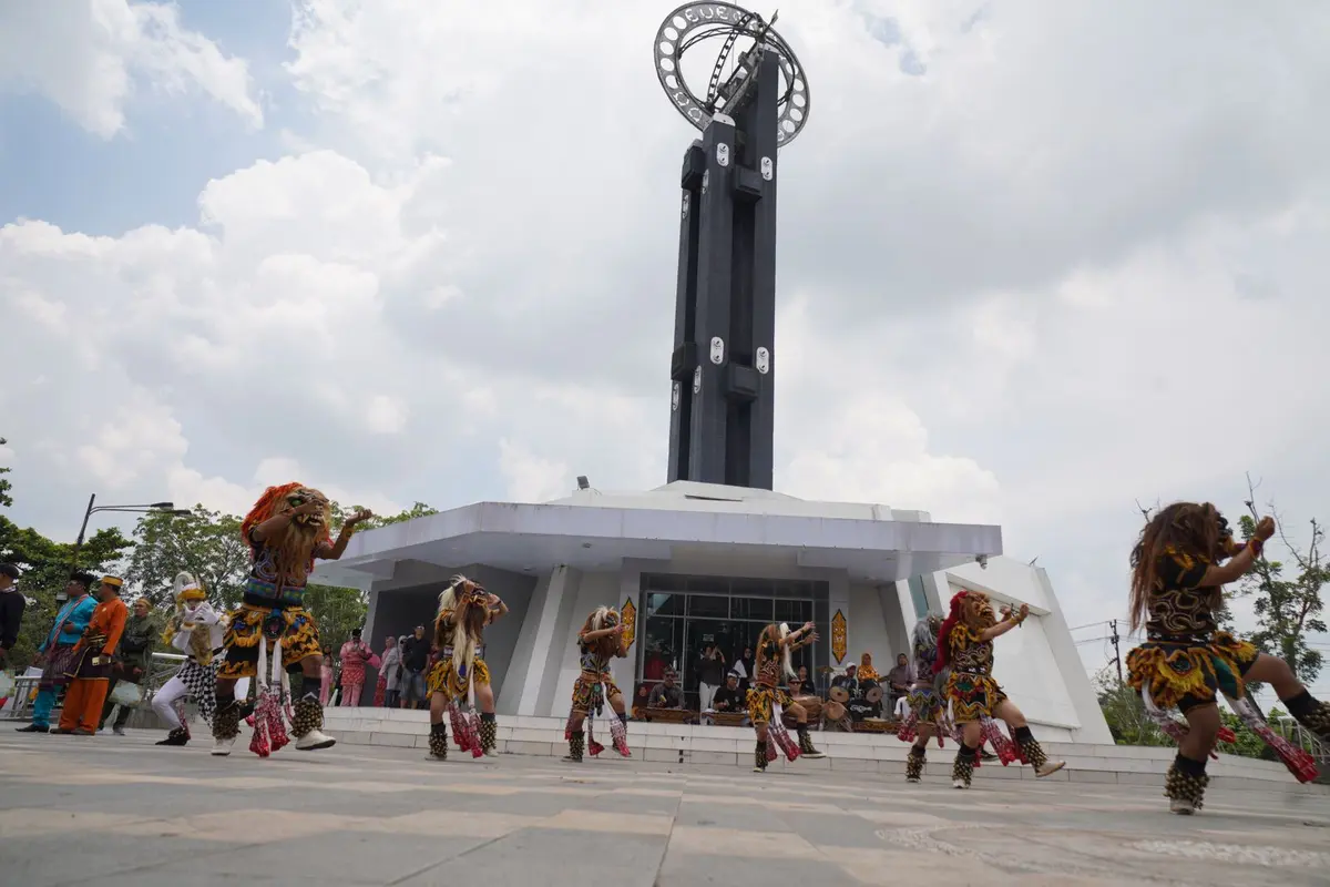 Fenomena kulminasi Matahari Kota Pontianak Kalimantan Barat jadi panggung alam, wisatawan mancanegara terpikat pesona tanpa bayangan dan budaya khatulistiwa.