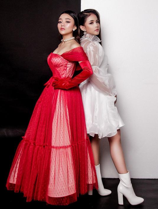 Dalam pemotretannya, momen ini diabadikan oleh fotografer @novumaeris. Tampil cantik menawan keduanya pun banjir pujian dari para penggemar di kolom komentar media sosial Instagram masing-masing.(Liputan6.com/IG/@da4_putri03)