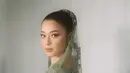 Pada momen lamarannya, Nikita Willy tampil anggun kenakan kebaya kurung berwarna hijau celadon rancangan Didiet Maulana. Kebaya berpayet ini dipadukan dengan veil warna senada dan songket padang. [@svarna_byikatindonesia].