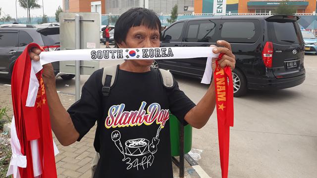 Penjual di Stadion Pakansari, Cibinong