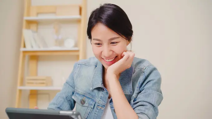 wanita september modern depan laptop