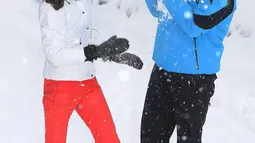 Pangeran William terkena lemparan bola salju dari istrinya, Kate Middleton saat liburan main ski di Pegunungan Alpen Prancis, 3 Maret 2016. Pangeran William juga mengajak dua anak mereka, Pangeran George dan Putri Charlotte. (REUTERS/John Stillwell)