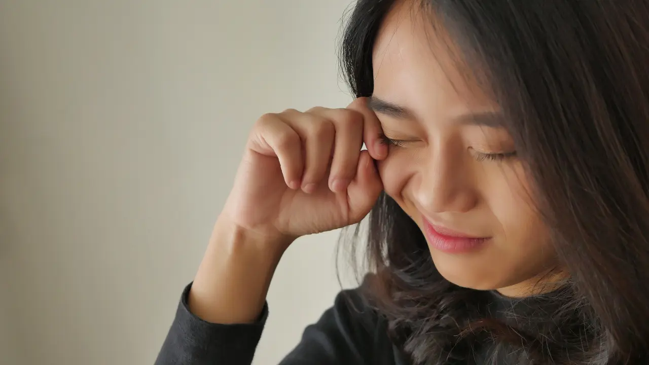 memegang wajah