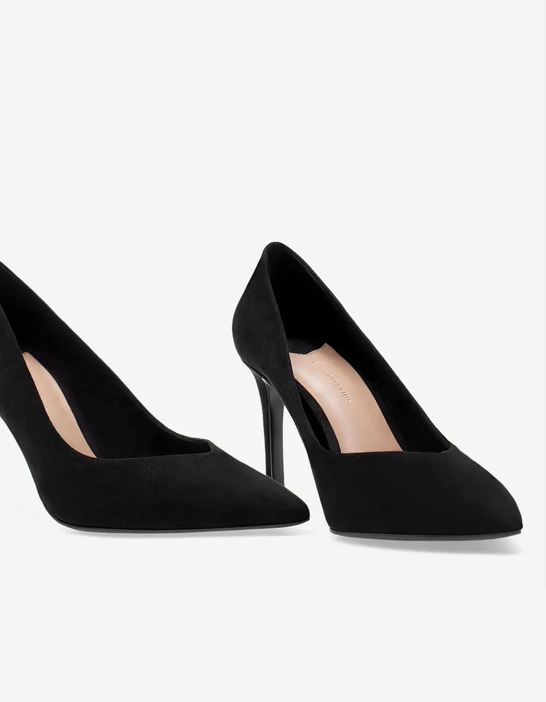 Narrow heel court shoes. (stradivarius.com)