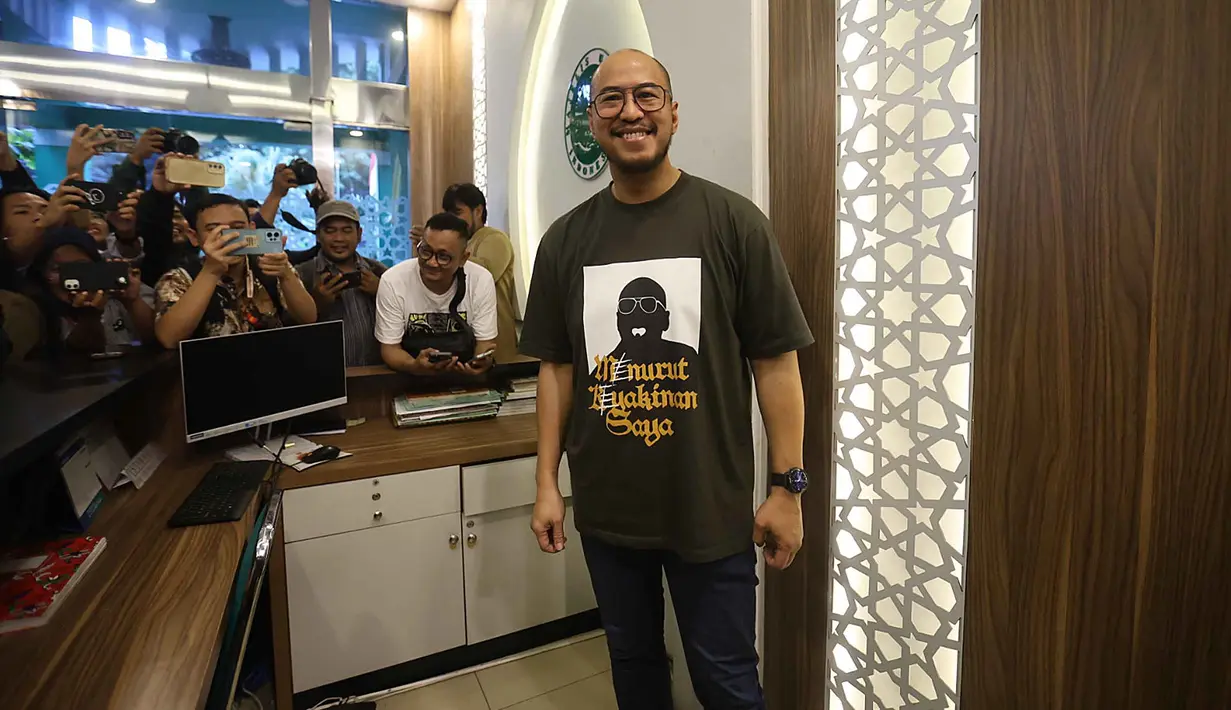 Usai penayangan, sejumlah laporan terhadap Pandji Pragiwaksono masuk ke Polda Metro Jaya. Tampak dalam foto, komika, Pandji Pragiwaksono berpose usai menjawab pertanyaan pewarta di Gedung Majelis Ulama Indonesia (MUI), Jakarta, Selasa (3/2/2026). (Kapanlagi.com/Budy Santoso)