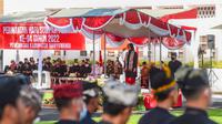 Dengan menggunakan Baju Adat Using, Bupati Banyuwangi Ipuk Fiestiandani memimpin upacara hari sumpah pemuda (Istimewa)