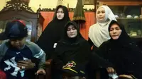 Keluarga Ivy Safatillah saat memberikan keterangan pers (Fathi Mahmud/Liputan6.com)