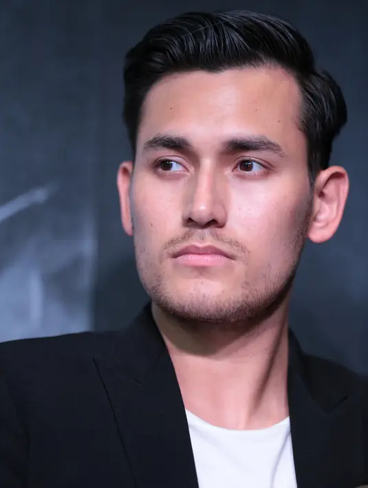 Hal itu diungkapkan Arifin Putra saat dikawasan Menteng, Jakarta Pusat, Rabu (25/5/2016). Bagi Arifin, ia ingin banyak bisa memerankan berbagai karakter. (Adrian Putra/Bintang.com)