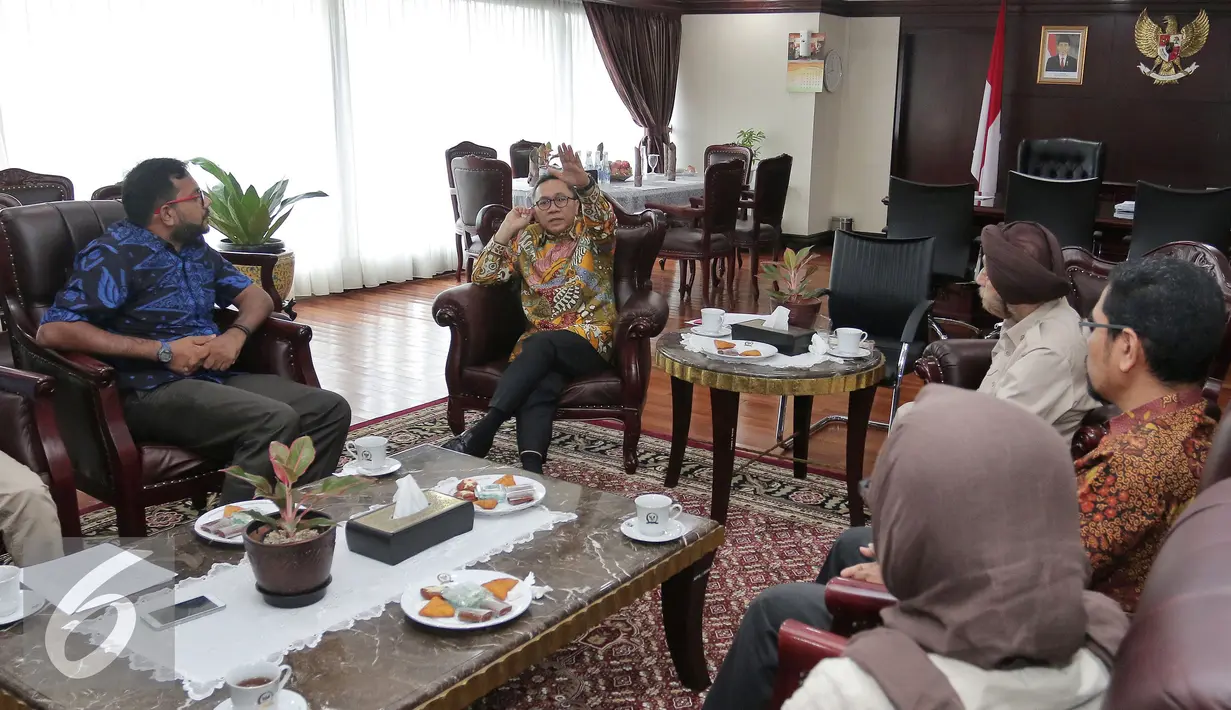 Zulkifli Hasan memberikan penjelasan saat pertemuan di Ruang Kerja Ketua MPR, Senayan, Jakarta, Rabu (16/11/2016). Zulkifli Hasan mendukung usulan pembentukan komite kepresidenan yang secara khusus membahas soal pelanggaran HAM. (Liputan6.com/Johan Tallo)