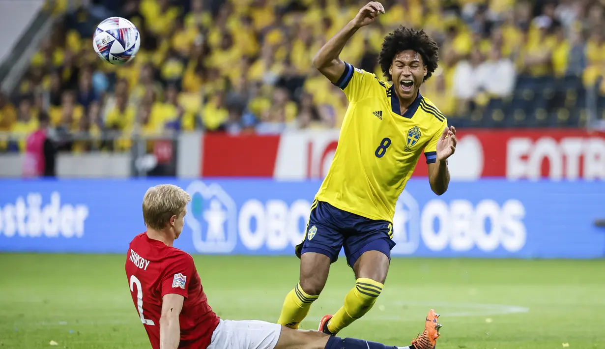 <p>Gelandang Norwegia, Morten Thorsby berusaha merebut bola dari gelandang Swedia, Jens-Lys Cajuste pada pertandingan kedua Grup B4 UEFA Nations League di Stadion Friends Arena, Stockholm, Senin (6/6/2022). Kemenangan ini membuat Norwegia menduduki peringkat pertama klasemen sementara Grup B4. (Christine Olsson/TT News Agency via AP)</p>