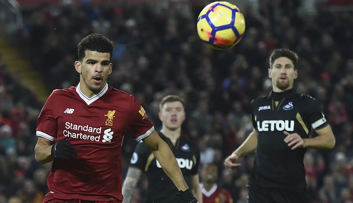 Striker Liverpool, Dominic Solanke mengejar bola saat menghadapi Swansea City pada laga Liga Inggris 2017/2018 di Anfield Stadium, Liverpool (26/12/2017). Hanya tampil dalam 27 laga bersama Liverpool dalam satu setengah musim, 2017/2018 hingga tengah musim 2018/2019, Dominic Solanke akhirnya dilepas ke AFC Bournemouth pada tengah musim 2018/2019 dengan nilai transfer 21,2 juta euro atau kini setara Rp347 miliar. (AFP/Paul Ellis)
