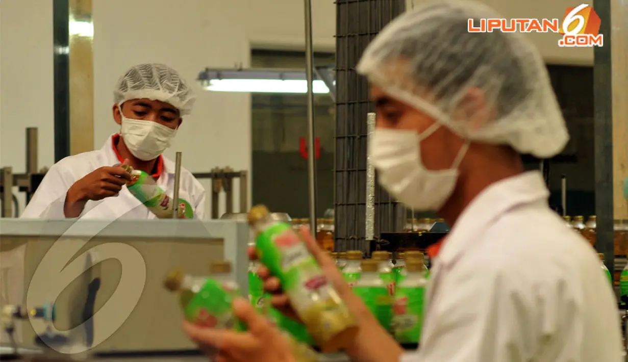 Sejumlah pekerja melakukan pengecekan proses produksi minuman siap saji teh Green Tea, Jawa Barat, Rabu (16/4/2014). (Liputan6/Johan Tallo).