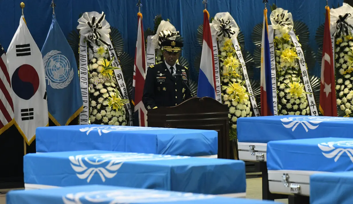 Jenderal Amerika Serikat (AS) Vincent Brooks memberi sambutan dalam upacara repatriasi tentara AS yang tewas dalam Perang Korea di Pangkalan Udara Osan, Pyeongtaek, Korea Selatan, Rabu (1/8). (Jung Yeon-je/Pool/AFP)