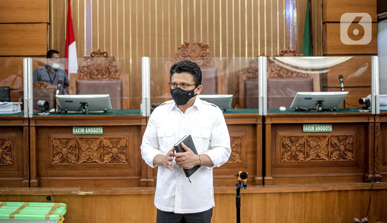 Terdakwa kasus pembunuhan Brigadir Yosua Hutabarat atau Brigadir J, Ferdy Sambo berjalan untuk mengikuti sidang lanjutan di PN Jakarta Selatan, Jakarta, Selasa (22/11/2022). Sidang Ferdy Sambo dan Putri Candrawathi ini beragenda pemeriksaan saksi-saksi. (Liputan6.com/Faizal Fanani)