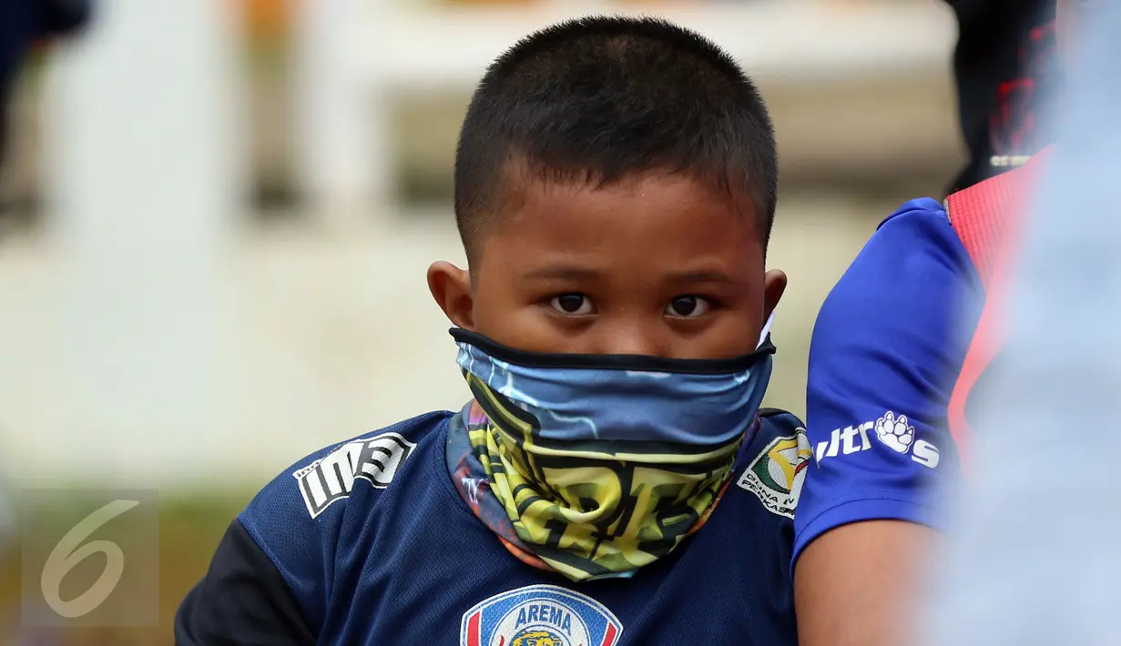 Suporter cilik Arema saat di Stadion Pakansari, Kab Bogor untuk menyaksikan laga final Piala Presiden 2017, Sabtu (12/3). Di final, Arema FC dan PBFC akan berlaga memperebutkan gelar juara Piala Presiden 2017. (Liputan6.com/Helmi Fithriansyah)