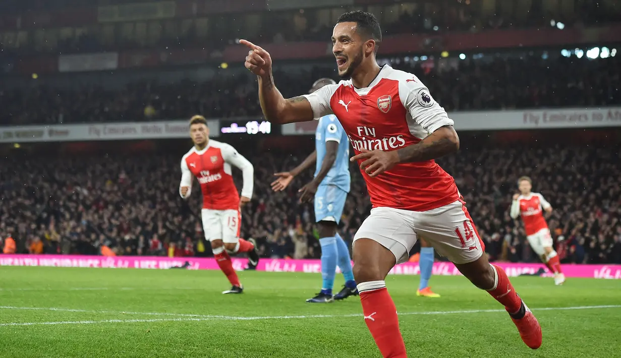 Theo Walcott - 12 tahun berseragam Arsenal, pemain asal Inggris ini sukses menjadi pilihan utama Arsenal di bawah asuhan Arsene Wenger. Dari 400 laga untuk The Gunners Walcott telahmenorehkan total 108 gol. (AFP/Glyn Kirk)