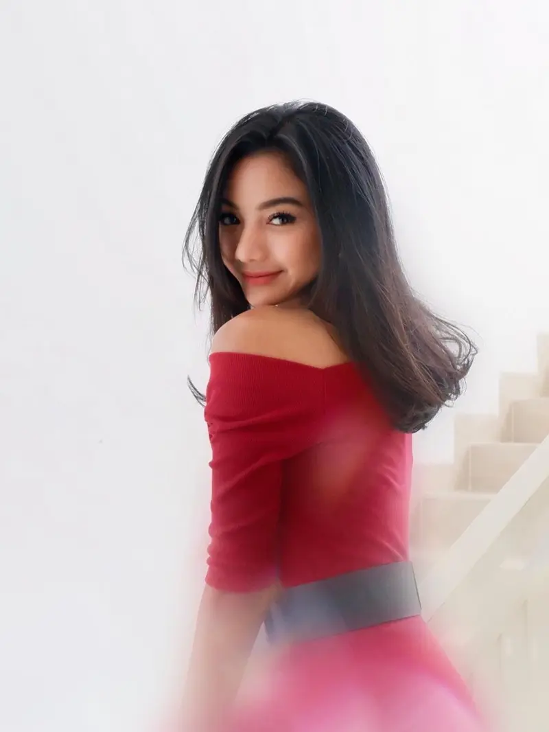 FOTO: Gaya Glenca Chysara Pakai Outfit Merah, Makin Memesona