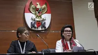 Wakil Ketua KPK Basaria Panjaitan (kanan) memberi keterangan saat konferensi pers di Gedung KPK, Jakarta, Senin (12/2). Marianus Sae merupakan Bupati Ngada yang juga bakal calon gubernur NTT. (Liputan6.com/Herman Zakharia)