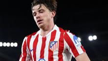 Gelandang Atletico Madrid asal Inggris bernomor punggung 04, Conor Gallagher, difoto saat pertandingan Liga Spanyol antara FC Barcelona dan Club Atletico de Madrid di Stadion Camp Nou di Barcelona pada 2 Desember 2025. (Josep LAGO/AFP)