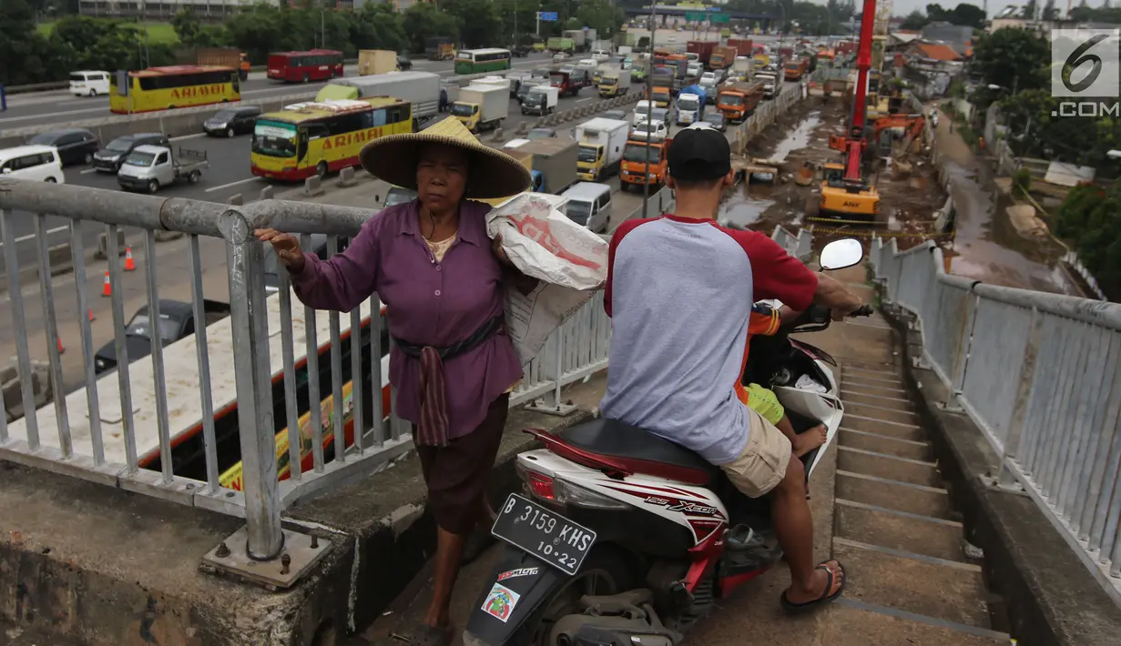Pengendara motor melintas di samping pejalan kaki menuruni Jembatan Penyeberangan Orang (JPO) kawasan Cikunir, Bekasi Barat, Senin (12/3). Di jembatan ini pejalan kaki dan pemotor saling berebut melintas. (Liputan6.com/Arya Manggala)