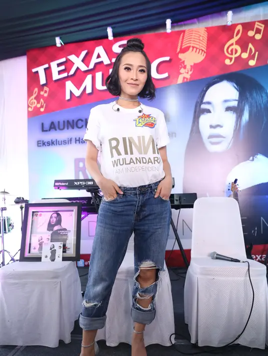 "Alhamdulillah babynya sangat baik sekali. Hamilnya aku nggak lemes nggak apa tapi malah semangat terus. Konsultasi terus sama dokter," ucap Rinni Wulandari di kawasan Menteng, Jakarta Pusat, Rabu (20/9/2017). (Nurwahyunan/Bintang.com)