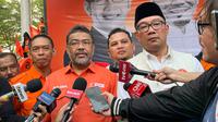 Presiden Konfederasi Serikat Pekerja Indonesia (KSPI) Said Iqbal bersama calon gubernur Jakarta Ridwan Kamil di Gedung KNPI, Velodrome, Jakarta Timur, Jumat (11/10/2024). (Foto: Liputan6.com/Winda Nelfira).