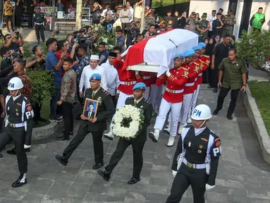 Prajurit TNI mengusung peti jenazah almarhum Wakil Presiden ke-9 RI, Hamzah Haz saat prosesi pemakaman di kompleks Yayasan Al-Ikhlas, Desa Jogjogan, Cisarua, Kabupaten Bogor, Rabu (24/7/2024). (merdeka.com/Arie Basuki)