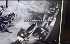 Aksi penganiayaan terhadap seorang pedagang sate Padang yang diduga dilakukan oleh dua preman di Jakarta Pusat viral di media sosial. (Dok. Instagram @balewartawanjakpus10)
