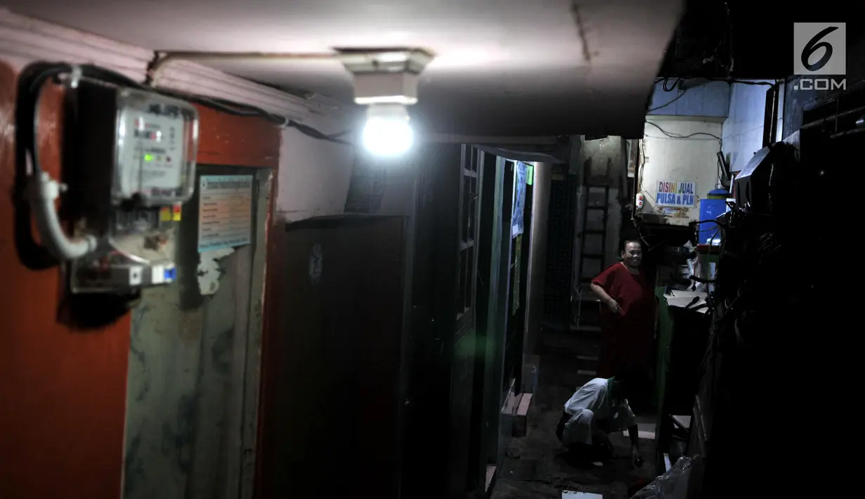 Warga berjalan di Gang Venus, Kelurahan Jembatan Besi, Kecamatan Tambora, Jakarta, Kamis (5/9/2019). Penggunaan listrik berlebihan akibat minimnya cahaya matahari yang masuk ke Gang Venus dapat memicu terjadinya kebakaran(merdeka.com/Iqbal Nugroho)