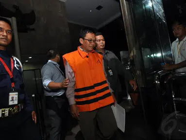 Rauf, ajudan Ketua DPRD Bangkalan, Fuad Amin Imron, keluar gedung KPK, Jakarta, Selasa (2/12/2014). (Liputan6.com/Miftahul Hayat)