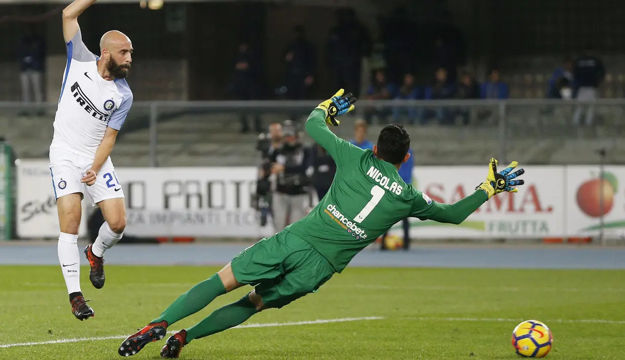 Pemain Inter Milan, Borja Valero mgecoh kiper Verona saat mencetak gol pada laga Serie A di Bentegodi stadium, Verona, (30/10/2017). Inter Milan menang 2-1. (Filippo Venezia/ANSA via AP)