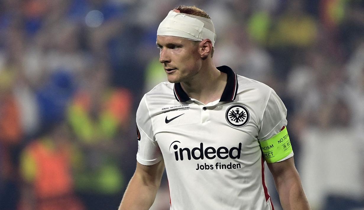 Sebastian Rode bergabung dengan Eintracht Frankfurt pada 2019 lalu dengan status pinjaman yang kemudian dipermanenkan semusim kemudian. Pemain yang berposisi gelandang tersebut tercatat telah membuat 27 penampilan dengan mencetak 1 gol pada musim lalu. Ia juga turut serta membantu Die Alder meraih gelar Liga Europa 2021/2022. (AFP/Javier Soriano)
