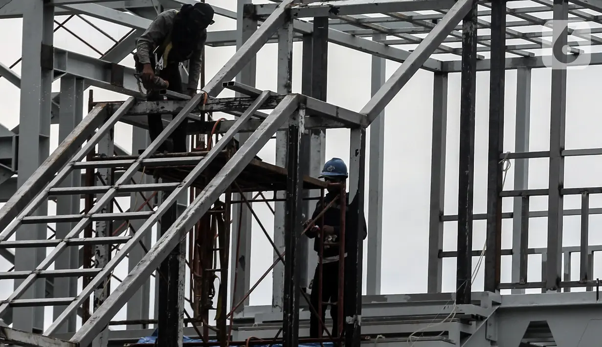 Pekerja menyelesaikan pembangunan JPO RPTRA Kalijodo di Jalan Pangeran Tubagus Angke, Kawasan RPTRA Kalijodo, Tambora, Jakarta Barat, Selasa (30/11/2021). JPO RPTRA Kalijodo akan dilengkapi dua lift untuk penyandang disabilitas, ibu hamil, dan lansia. (Liputan6.com/Johan Tallo)