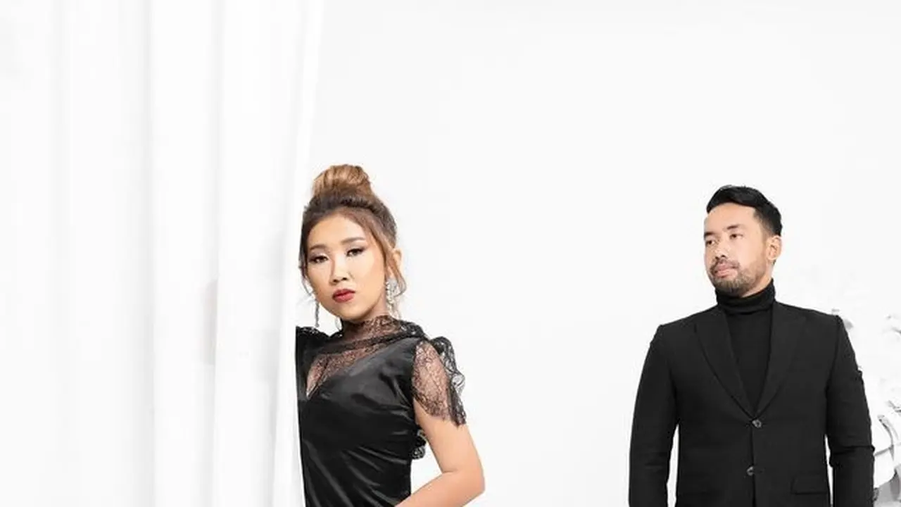 Gaya Kiky Saputri Kenakan Black Dress Seksi Jalani Sesi Prewedding