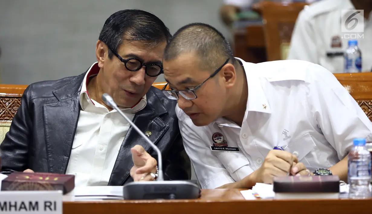 Menkumham Yasonna Laoly (kiri) menyampaikan pandangan pemerintah terkait amnesti untuk Baiq Nuril kepada Komisi III DPR di Gedung Nusantara II, Jakarta, (24/7/2019). DPR setuju Presiden Joko Widodo atau Jokowi memberikan amnesti kepada Baiq Nuril. (Liputan6.com/JohanTallo)