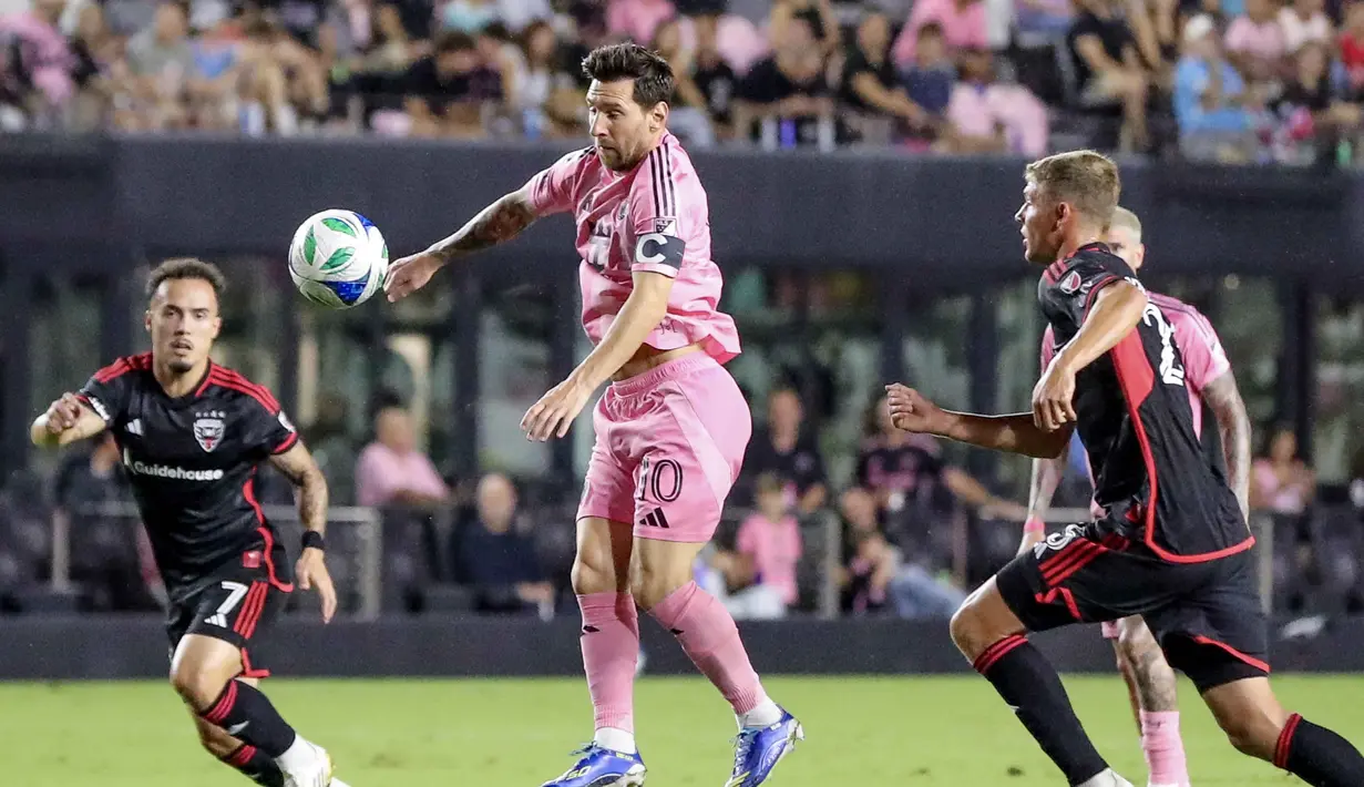 Keunggulan Inter Miami dibuka lewat aksi Lionel Messi yang mengirim umpan jauh yang mampu diselesaikan dengan sempurna oleh Tadeo Allende pada menit ke-35. (Chris Arjoon/AFP)