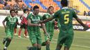 Striker Persebaya United, Pedro Javier, merayakan gol yang dicetaknya ke gawang Persiba Balikpapan dalam lanjutan Piala Presiden 2015 di Stadion Si Jalak Harupat, Bandung. Kamis (10/9/2015). (Bola.com/Vitalis Yogi Trisna)
