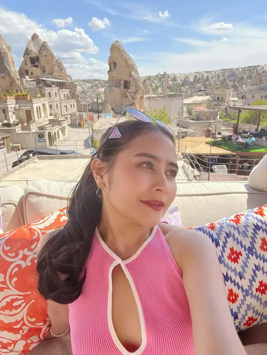 Selama liburan di Turki, Prilly Latuconsina memang tidak banyak mengenakan outfit mewah. Ia justru mengenakan outfit yang harganya terjangkau namun tetap menghasilkan look yang cantik. (instagram/prillylatuconsina96)