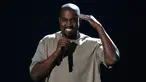 Penyanyi rap Kanye West saat berpidato di ajang penghargaan MTV Video Music Awards 2015, Los Angeles, Minggu (30/8). Pada kesempatan itu, suami dari Kim Kardashian tersebut memastikan diri bakal menjadi calon presiden AS tahun 2020.(REUTERS/Mario Anzuoni)