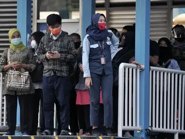 Sejumlah calon penumpang menunggu kedatangan bus Transjakarta di Halte Harmoni, Jakarta, Selasa (16/6/2020). PT Transjakarta mencatat sejak penerapan Pembatasan Sosial Berskala Besar (PSBB) Transisi, pengguna bus Transjakarta naik 22 persen dibandingkan saat PSBB. (merdeka.com/Iqbal Nugroho)