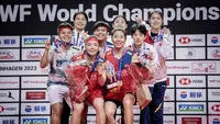 Juara ganda putri BWF World Cahmpionship 2023, Chen Qing Chen/Jia Yi Fan (tengah/Cina) berfoto bersama peringkat kedua, Apriyani Rahayu/Siti Fadia Silva Ramadhanti (Indonesia) dan peringkat tiga bersama Kim So Yeong/Kong Hee Yong (Korsel) dan Zhang Shu Xian/Zheng Yu (China) usai laga final nomor ganda putri BWF World Championship 2023 di Royal Arena, Copenhagen, Denmark, Minggu (27/8/2023). (AFP/Ritzau Scanpix/Mads Claus Rasmussen)