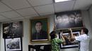 Seorang staf tampak membantu Ahmad Yani mencopot sebuah bingkai foto di ruang kerjanya di gedung Parlemen, Jakarta, (11/9/14). (Liputan6.com/Miftahul Hayat)