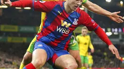 Pemain Norwich City Teemu Pukki (atas) berebut bola dengan pemain Crystal Palace Joachim Andersen pada pertandingan sepak bola Liga Inggris di Carrow Road, Norwich, Inggris, 9 Februari 2022. Pertandingan berakhir imbang 1-1. (Joe Giddens/PA via AP)