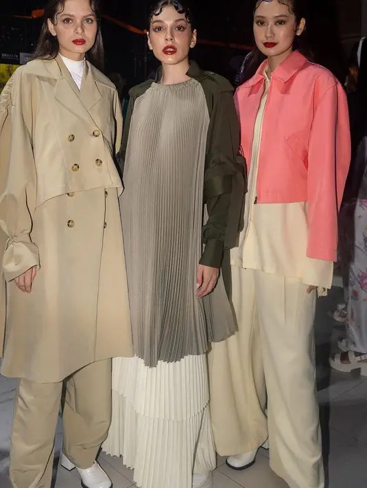 IKYK juga menghadirkan blouse plisket coklat dan rok putih bertumpuk model plisket. [@ikyk2011]