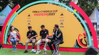Duo Persija Jakarta, Cahya Supriadi dan Alfriyanto Nico, dalam sesi acara Trophy Experience Piala Dunia U-17 2023 di Bundaran HI, Jakarta Pusat, pada Minggu (15/10/2023) pagi WIB. (Bola.com/Bagaskara Lazuardi)