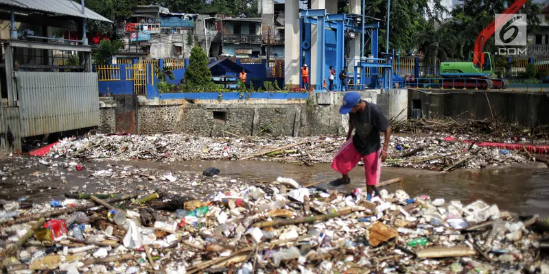 Pintu Air Manggarai Dipenuhi Sampah