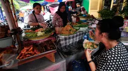 Penjual melayani pembeli bakmi pecel khas  Pasar Beringharjo, Yogyakarta, Selasa (9/2). Salah satu sarapan tradisional yang banyak dijajakan di sekitar pasar Jalan Malioboro ini tak pernah sepi pengunjung. (Foto: Boy Harjanto)